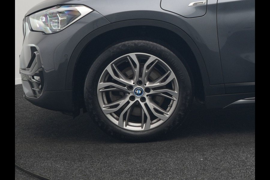 BMW X1 xDrive25e Sportline Plug In Hybrid 221pk Dealer O.H PHEV | Panodak | Adaptive Cruise | Camera | Sportstoelen Verwarmd | Sfeerverlichting | Navigatie | DAB |
