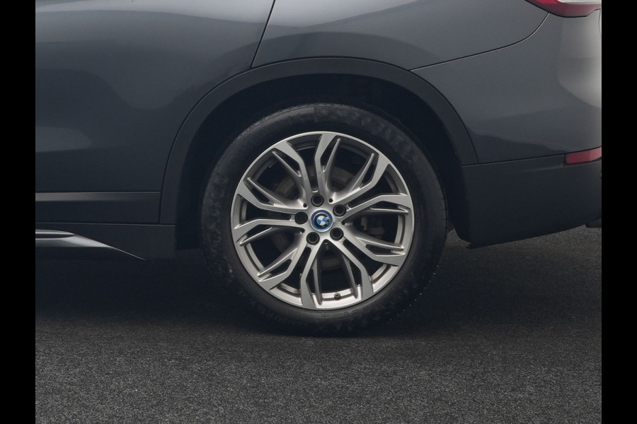 BMW X1 xDrive25e Sportline Plug In Hybrid 221pk Dealer O.H PHEV | Panodak | Adaptive Cruise | Camera | Sportstoelen Verwarmd | Sfeerverlichting | Navigatie | DAB |