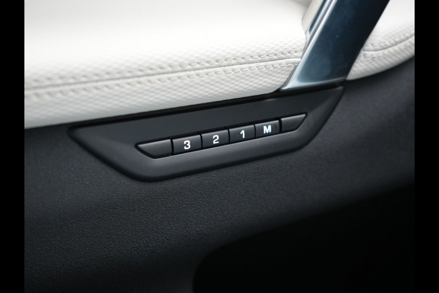 Land Rover Discovery Sport P300e R-Dynamic HSE Plug In Hybrid 309pk Dealer O.H. PHEV | Trekhaak Afn. |  Adaptive Cruise | Camera | Meridian Audio | Alcantara Sportstoelen Memory & Verwarmd | Stuur Verwarmd | Apple Carplay | Keyless | Blis | Navigatie | DAB |