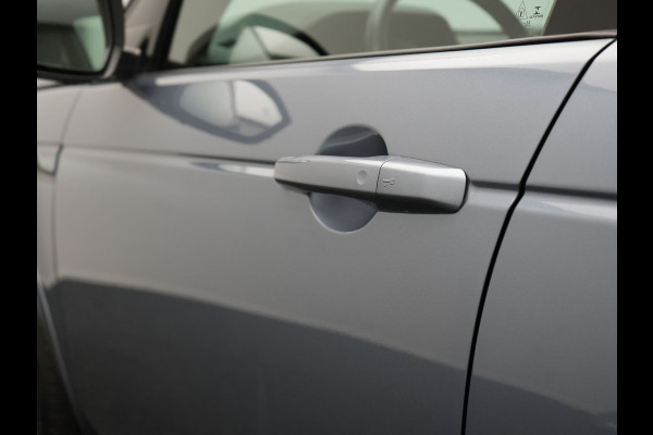 Land Rover Discovery Sport P300e R-Dynamic HSE Plug In Hybrid 309pk Dealer O.H. PHEV | Trekhaak Afn. |  Adaptive Cruise | Camera | Meridian Audio | Alcantara Sportstoelen Memory & Verwarmd | Stuur Verwarmd | Apple Carplay | Keyless | Blis | Navigatie | DAB |