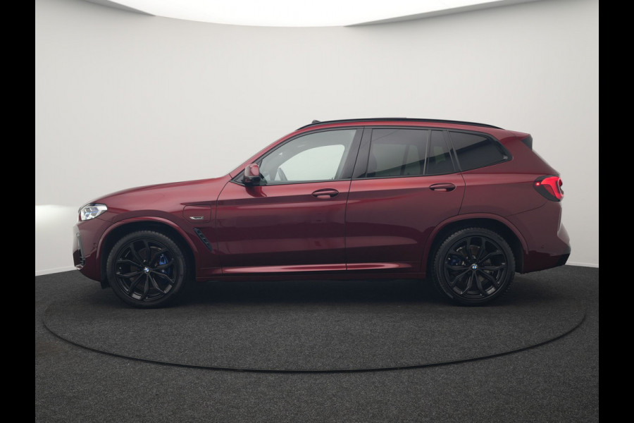 BMW X3 xDrive30e M Sport Plug In Hybrid 293pk Dealer O.H. PHEV | Trekhaak Af Fabriek | Panodak | Head Up | 360 Camera | Laser LED | 20"L.M | Lederen Sportstoelen Ventilatie &  Memory | Sfeerverlichting | Stoelen & Stuur Verwarmd | Aventurinrot III M
