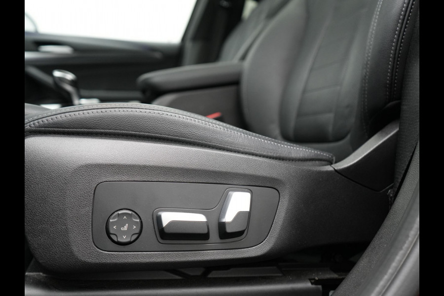 BMW X3 xDrive30e M Sport Plug In Hybrid 293pk Dealer O.H. PHEV | Trekhaak Af Fabriek | Panodak | Head Up | 360 Camera | Laser LED | 20"L.M | Lederen Sportstoelen Ventilatie &  Memory | Sfeerverlichting | Stoelen & Stuur Verwarmd | Aventurinrot III M