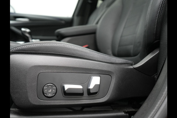 BMW X3 xDrive30e M Sport Plug In Hybrid 293pk Dealer O.H. PHEV | Trekhaak Af Fabriek | Panodak | Head Up | 360 Camera | Laser LED | 20"L.M | Lederen Sportstoelen Ventilatie &  Memory | Sfeerverlichting | Stoelen & Stuur Verwarmd | Aventurinrot III M