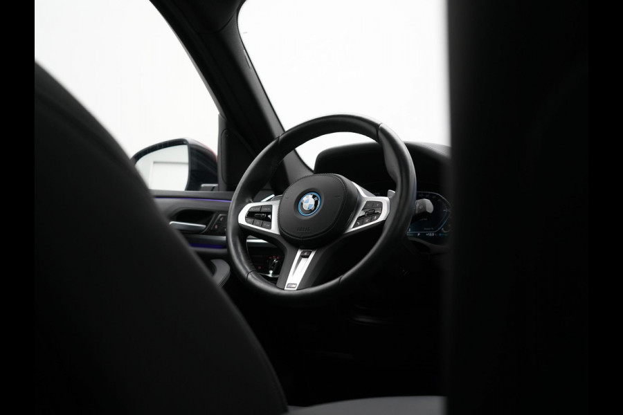 BMW X3 xDrive30e M Sport Plug In Hybrid 293pk Dealer O.H. PHEV | Trekhaak Af Fabriek | Panodak | Head Up | 360 Camera | Laser LED | 20"L.M | Lederen Sportstoelen Ventilatie &  Memory | Sfeerverlichting | Stoelen & Stuur Verwarmd | Aventurinrot III M