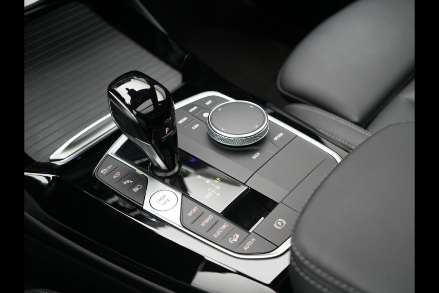 BMW X3 xDrive30e M Sport Plug In Hybrid 293pk Dealer O.H. PHEV | Trekhaak Af Fabriek | Panodak | Head Up | 360 Camera | Laser LED | 20"L.M | Lederen Sportstoelen Ventilatie &  Memory | Sfeerverlichting | Stoelen & Stuur Verwarmd | Aventurinrot III M