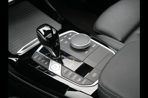 BMW X3 xDrive30e M Sport Plug In Hybrid 293pk Dealer O.H. PHEV | Trekhaak Af Fabriek | Panodak | Head Up | 360 Camera | Laser LED | 20"L.M | Lederen Sportstoelen Ventilatie &  Memory | Sfeerverlichting | Stoelen & Stuur Verwarmd | Aventurinrot III M
