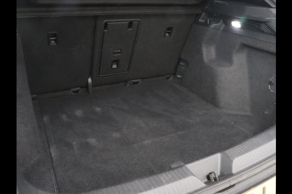 Volkswagen ID.4 First 77 kWh | Stoel & stuurverwarming | Camera | Carplay | Adaptive cruise | Half leder | 20'' | Navigatie | DAB | Sfeerverlichting