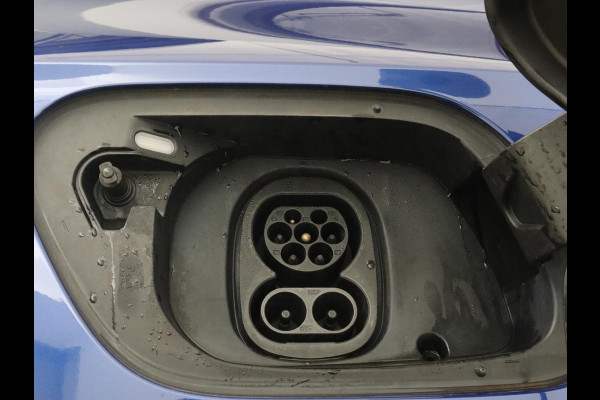 Volkswagen ID.4 First 77 kWh | Stoel & stuurverwarming | Camera | Carplay | Adaptive cruise | Half leder | 20'' | Navigatie | DAB | Sfeerverlichting