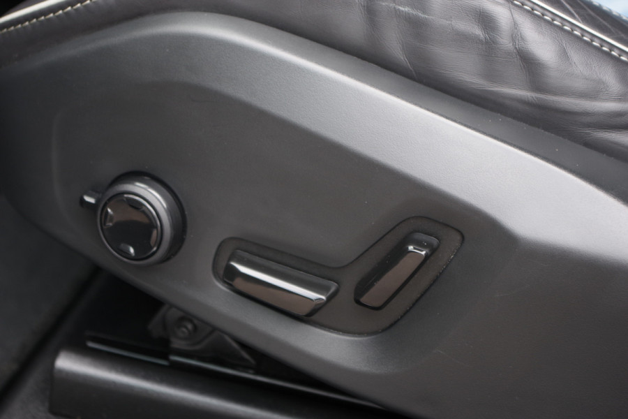 Volvo XC60 2.0 T6 Plug-in hybrid AWD 350 PK Plus Dark, Panoramadak, Luchtvering, Keyless, Memory, Carplay