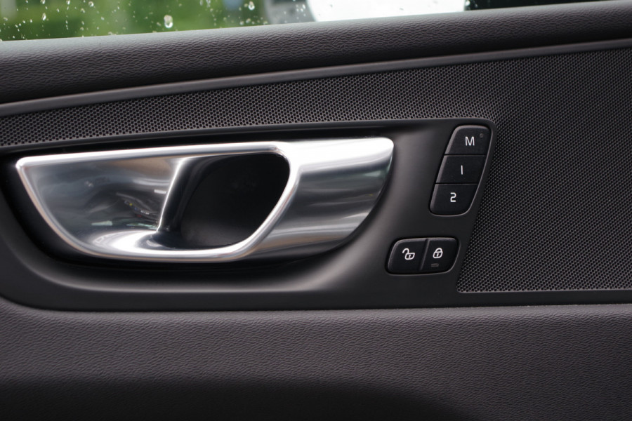 Volvo XC60 2.0 T6 Plug-in hybrid AWD 350 PK Plus Dark, Panoramadak, Luchtvering, Keyless, Memory, Carplay