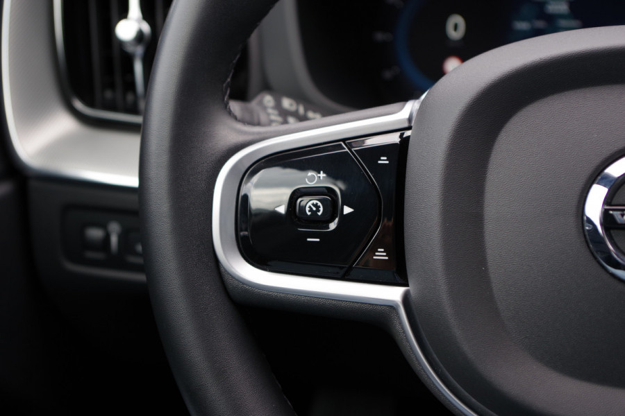 Volvo XC60 2.0 T6 Plug-in hybrid AWD 350 PK Plus Dark, Panoramadak, Luchtvering, Keyless, Memory, Carplay