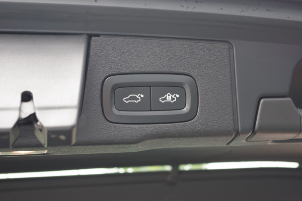 Volvo XC60 2.0 T6 Plug-in hybrid AWD 350 PK Plus Dark, Panoramadak, Luchtvering, Keyless, Memory, Carplay