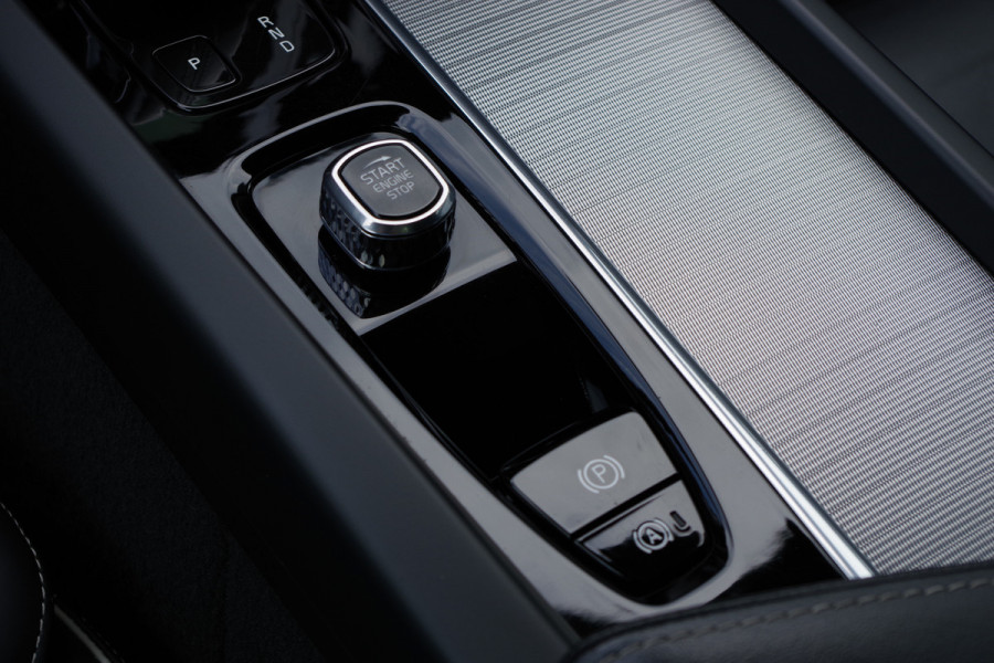 Volvo XC60 2.0 T6 Plug-in hybrid AWD 350 PK Plus Dark, Panoramadak, Luchtvering, Keyless, Memory, Carplay