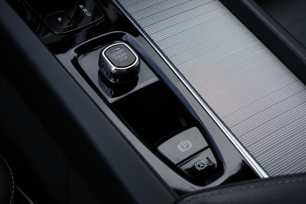 Volvo XC60 2.0 T6 Plug-in hybrid AWD 350 PK Plus Dark, Panoramadak, Luchtvering, Keyless, Memory, Carplay