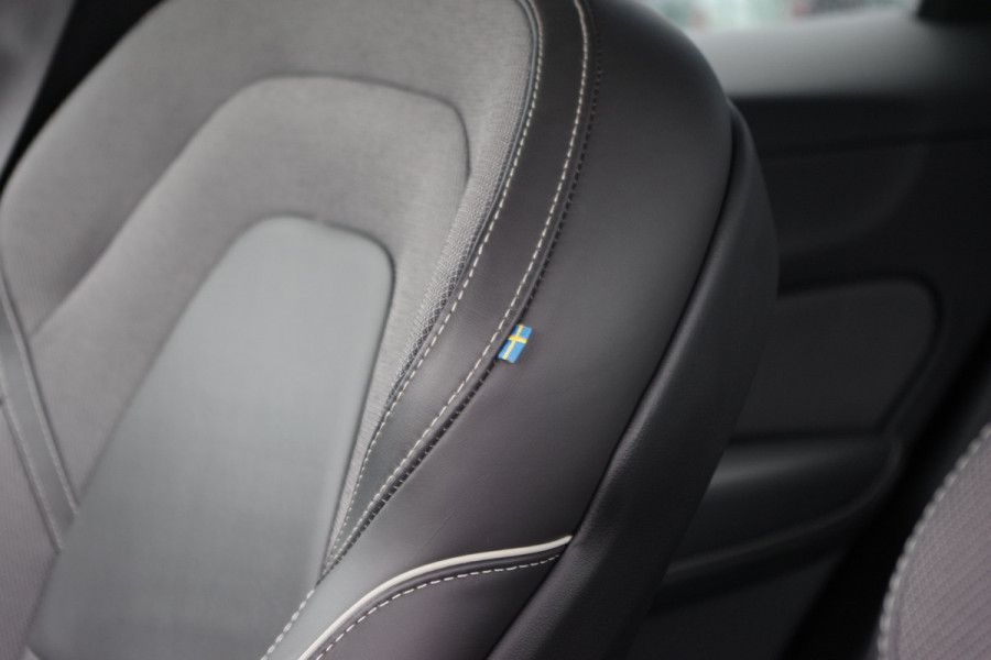 Volvo XC60 2.0 T6 Plug-in hybrid AWD 350 PK Plus Dark, Panoramadak, Luchtvering, Keyless, Memory, Carplay