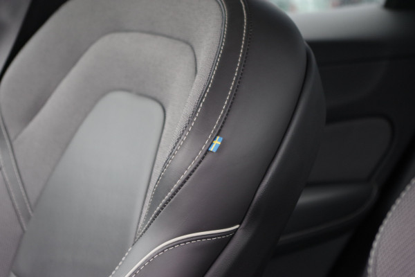 Volvo XC60 2.0 T6 Plug-in hybrid AWD 350 PK Plus Dark, Panoramadak, Luchtvering, Keyless, Memory, Carplay