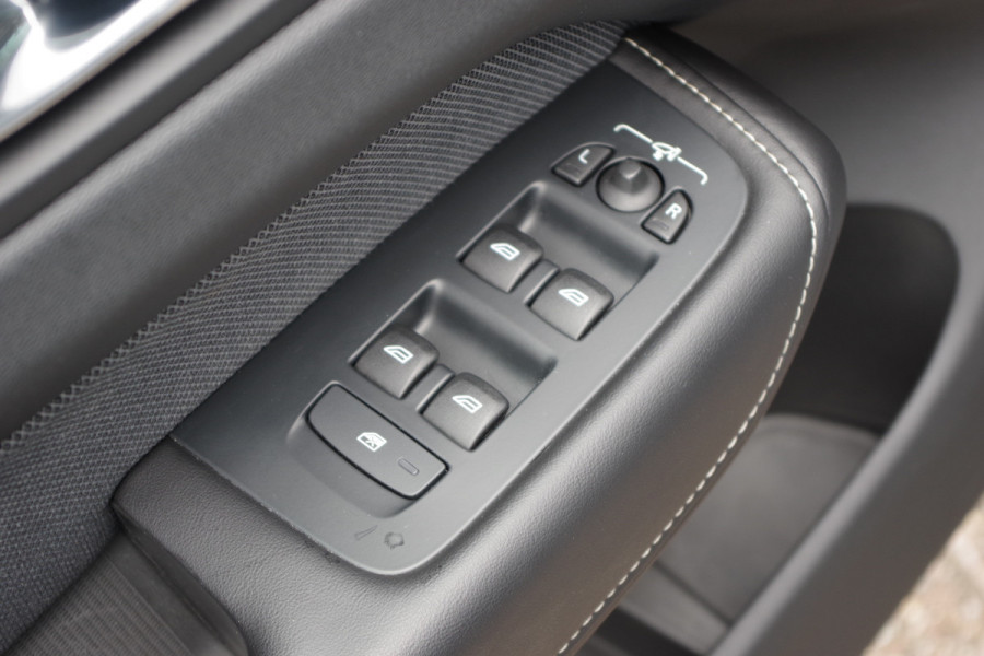 Volvo XC60 2.0 T6 Plug-in hybrid AWD 350 PK Plus Dark, Panoramadak, Luchtvering, Keyless, Memory, Carplay