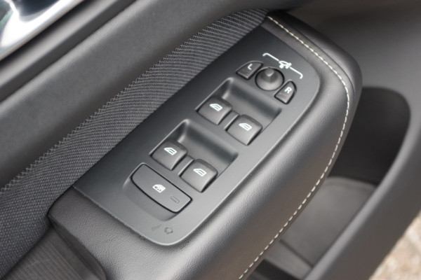 Volvo XC60 2.0 T6 Plug-in hybrid AWD 350 PK Plus Dark, Panoramadak, Luchtvering, Keyless, Memory, Carplay