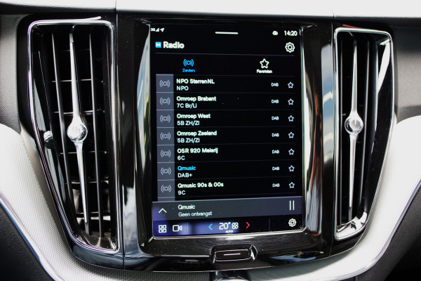 Volvo XC60 2.0 T6 Plug-in hybrid AWD 350 PK Plus Dark, Panoramadak, Luchtvering, Keyless, Memory, Carplay