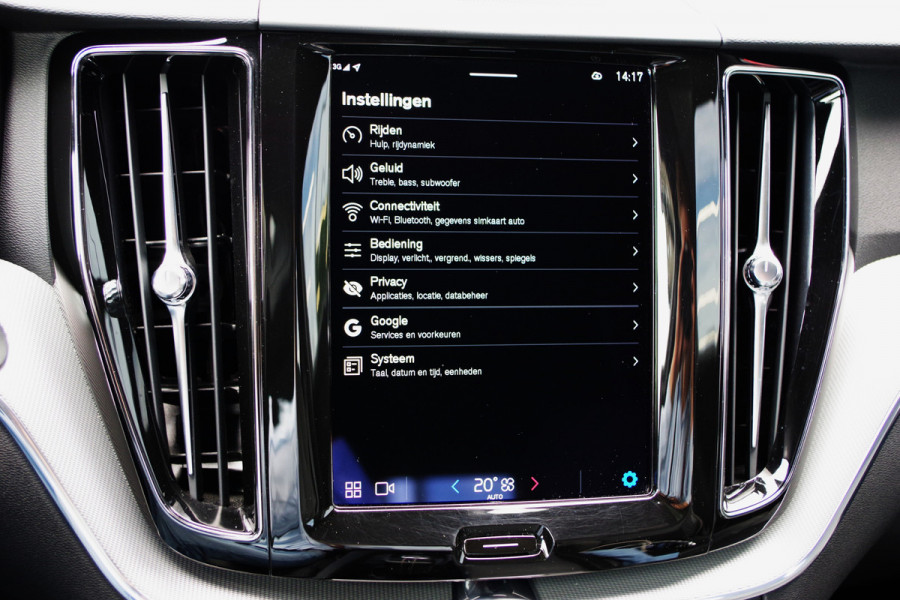 Volvo XC60 2.0 T6 Plug-in hybrid AWD 350 PK Plus Dark, Panoramadak, Luchtvering, Keyless, Memory, Carplay