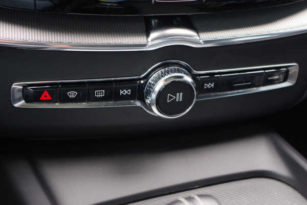 Volvo XC60 2.0 T6 Plug-in hybrid AWD 350 PK Plus Dark, Panoramadak, Luchtvering, Keyless, Memory, Carplay