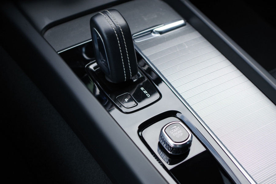 Volvo XC60 2.0 T6 Plug-in hybrid AWD 350 PK Plus Dark, Panoramadak, Luchtvering, Keyless, Memory, Carplay