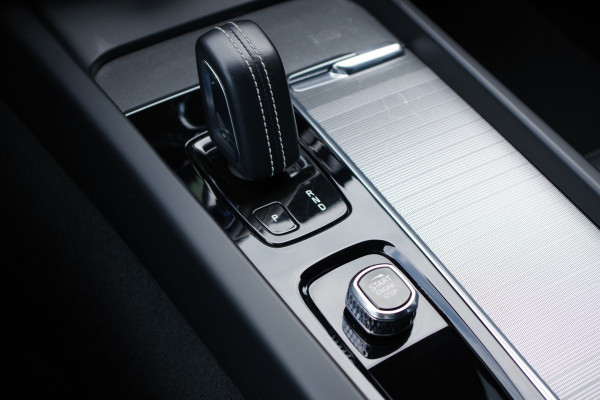 Volvo XC60 2.0 T6 Plug-in hybrid AWD 350 PK Plus Dark, Panoramadak, Luchtvering, Keyless, Memory, Carplay