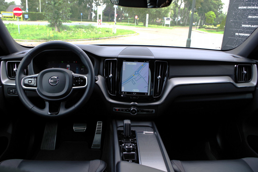 Volvo XC60 2.0 T6 Plug-in hybrid AWD 350 PK Plus Dark, Panoramadak, Luchtvering, Keyless, Memory, Carplay