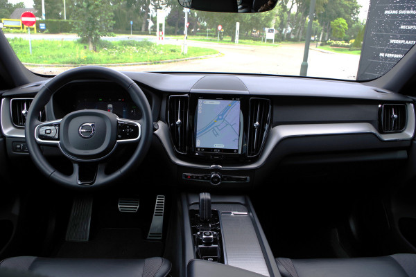 Volvo XC60 2.0 T6 Plug-in hybrid AWD 350 PK Plus Dark, Panoramadak, Luchtvering, Keyless, Memory, Carplay
