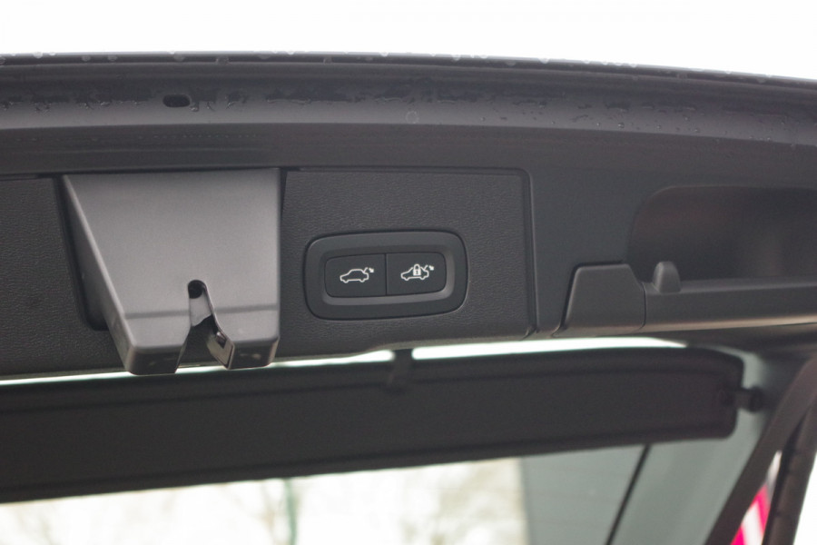 Volvo XC60 2.0 T6 Plug-in hybrid AWD 350 PK Plus Dark, Panoramadak, Luchtvering, Keyless, Memory, Carplay