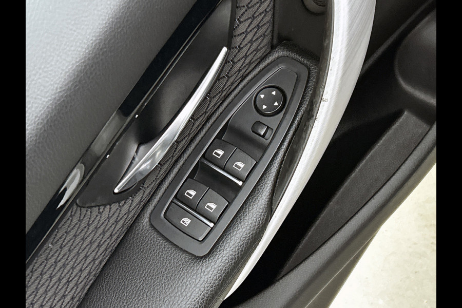 BMW 3-serie 320i Executive Edition M-Pakket (NL-auto, Dealer onderH, Navi Prof, StoelV, Sportstoelen, Parkeerhulp, Etc)