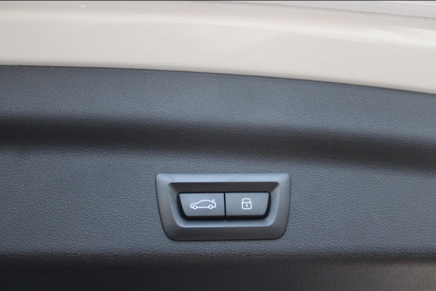 BMW X1 XDrive30e 326pk M-Sport Shadow | Pano | Memory | HK | ACC | Massage | Elek. Trekhaak