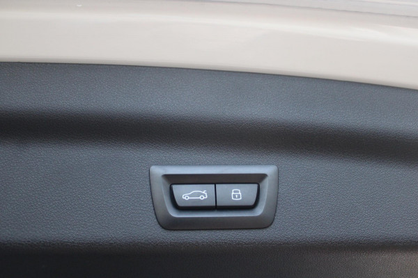 BMW X1 XDrive30e 326pk M-Sport Shadow | Pano | Memory | HK | ACC | Massage | Elek. Trekhaak