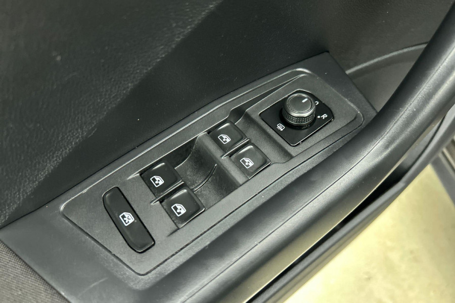 Volkswagen T-Roc 1.0 TSI Style(Goed OnderH, Navi, Carplay, StoelV, Parkeersensoren, Etc)