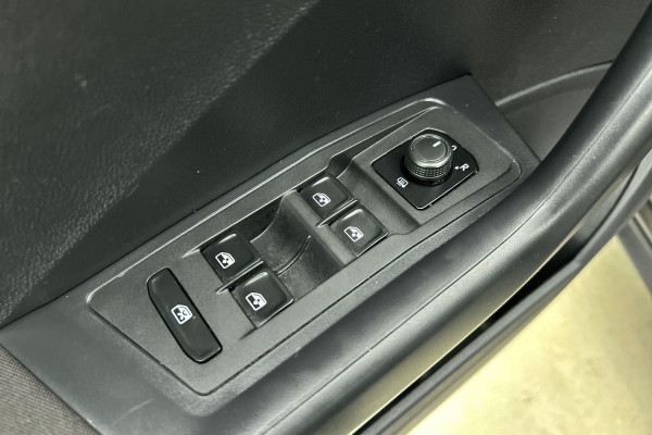 Volkswagen T-Roc 1.0 TSI Style(Goed OnderH, Navi, Carplay, StoelV, Parkeersensoren, Etc)
