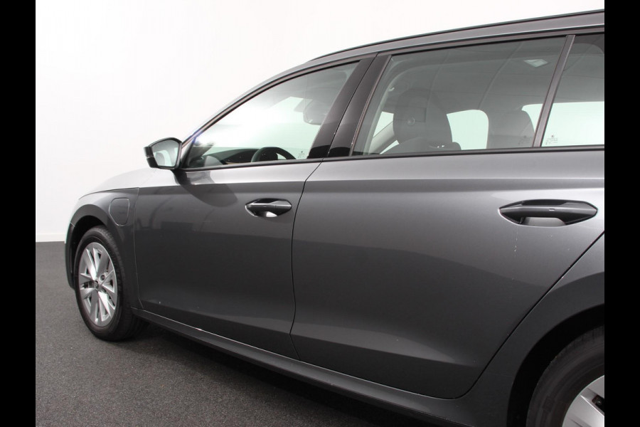 Škoda Octavia Combi 1.4 TSI iV 204pk PHEV Automaat Business Edition | Navigatie | Apple Carplay/Android Auto | Adaptive Cruise Control | Camera | Stoelverwarming | Lichtmetalen Velgen