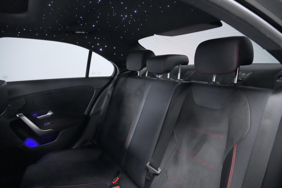 Mercedes-Benz A-Klasse 200 AMG Automaat 163 PK | Pano | Widescreen | CarPlay | Sterrenhemel | Sfeer | Stoelverwarming | Camera | Led |
