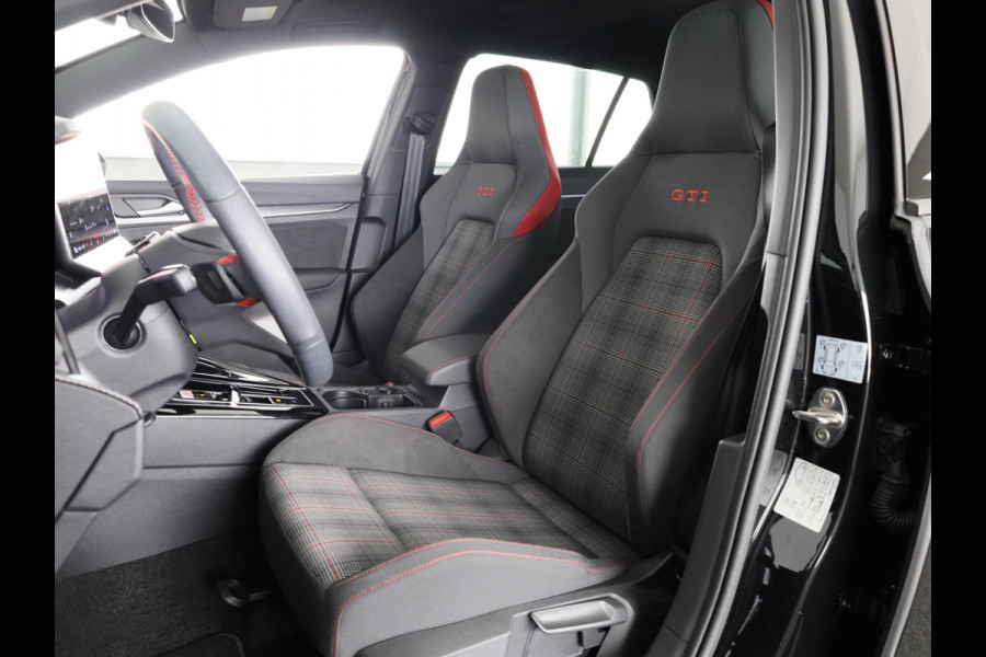 Volkswagen Golf 2.0 TSI GTI 265PK DSG | Verlengde garantie | Panorama dak | Head up Display | Blackstyle | 19"LM velgen |