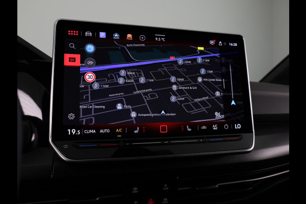 Volkswagen Golf 2.0 TSI GTI 265PK DSG | Verlengde garantie | Panorama dak | Head up Display | Blackstyle | 19"LM velgen |