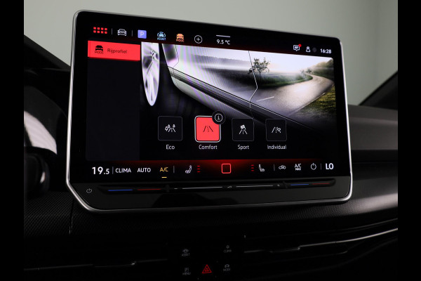 Volkswagen Golf 2.0 TSI GTI 265PK DSG | Verlengde garantie | Panorama dak | Head up Display | Blackstyle | 19"LM velgen |