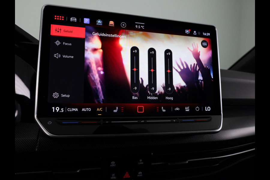 Volkswagen Golf 2.0 TSI GTI 265PK DSG | Verlengde garantie | Panorama dak | Head up Display | Blackstyle | 19"LM velgen |