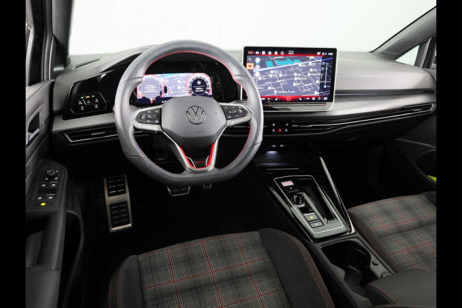 Volkswagen Golf 2.0 TSI GTI 265PK DSG | Verlengde garantie | Panorama dak | Head up Display | Blackstyle | 19"LM velgen |