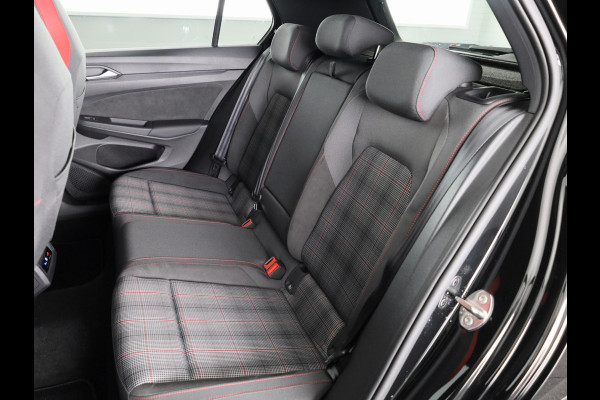 Volkswagen Golf 2.0 TSI GTI 265PK DSG | Verlengde garantie | Panorama dak | Head up Display | Blackstyle | 19"LM velgen |