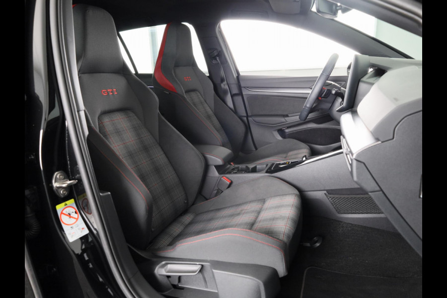 Volkswagen Golf 2.0 TSI GTI 265PK DSG | Verlengde garantie | Panorama dak | Head up Display | Blackstyle | 19"LM velgen |