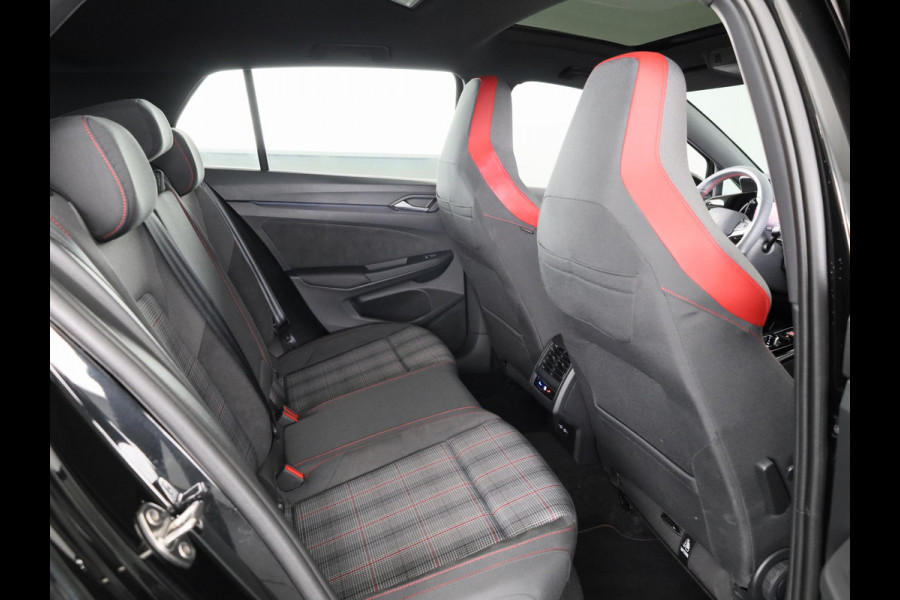 Volkswagen Golf 2.0 TSI GTI 265PK DSG | Verlengde garantie | Panorama dak | Head up Display | Blackstyle | 19"LM velgen |