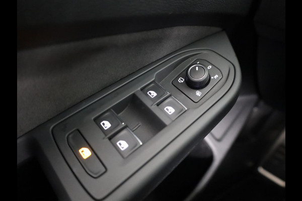 Volkswagen Golf 2.0 TSI GTI 265PK DSG | Verlengde garantie | Panorama dak | Head up Display | Blackstyle | 19"LM velgen |