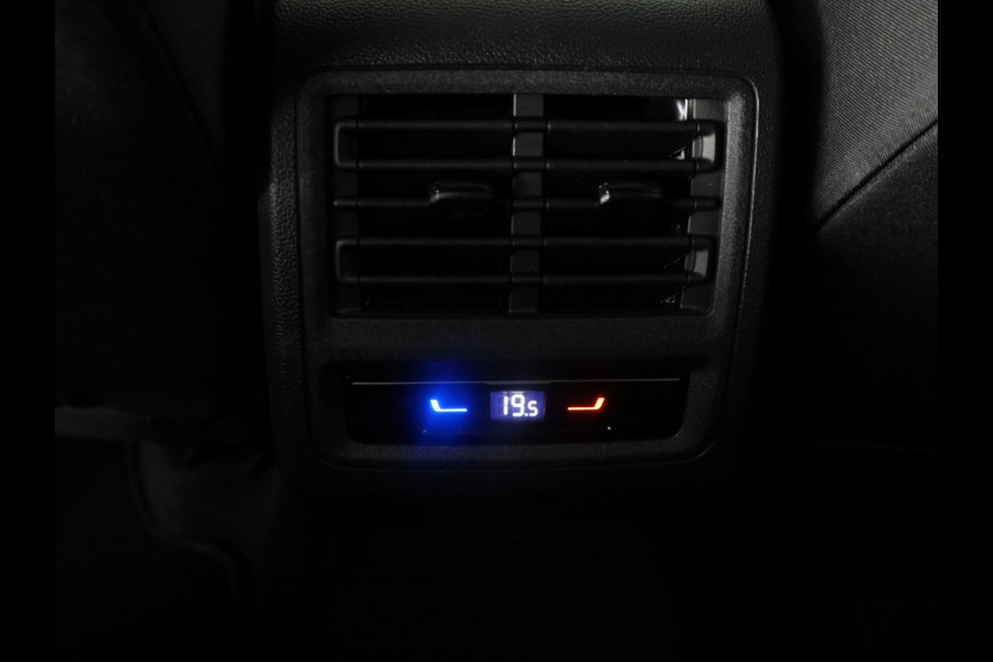 Volkswagen Golf 2.0 TSI GTI 265PK DSG | Verlengde garantie | Panorama dak | Head up Display | Blackstyle | 19"LM velgen |