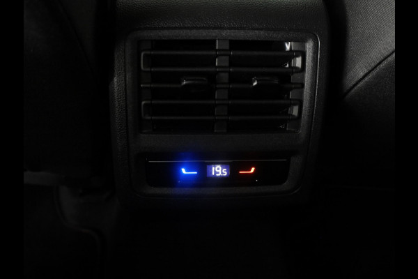 Volkswagen Golf 2.0 TSI GTI 265PK DSG | Verlengde garantie | Panorama dak | Head up Display | Blackstyle | 19"LM velgen |