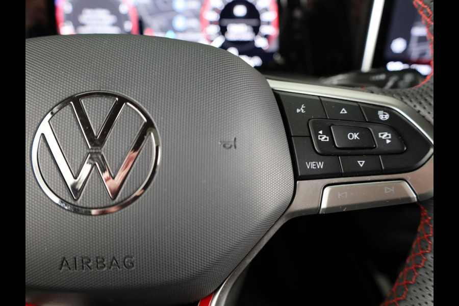 Volkswagen Golf 2.0 TSI GTI 265PK DSG | Verlengde garantie | Panorama dak | Head up Display | Blackstyle | 19"LM velgen |