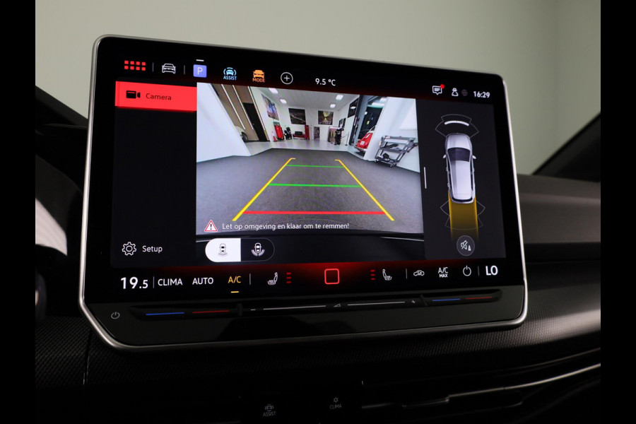 Volkswagen Golf 2.0 TSI GTI 265PK DSG | Verlengde garantie | Panorama dak | Head up Display | Blackstyle | 19"LM velgen |